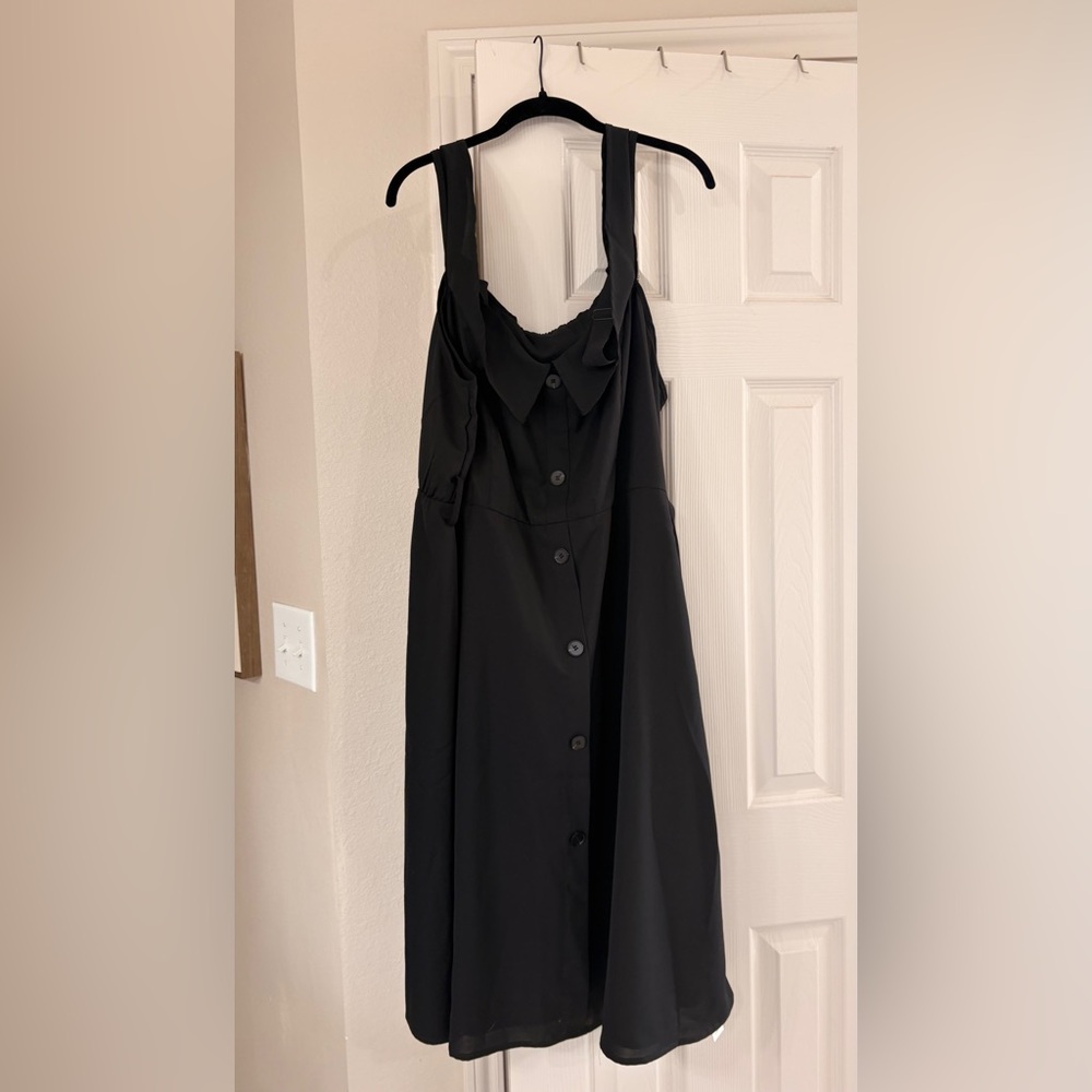 chic Black Button-Front Midi Dress with Collar